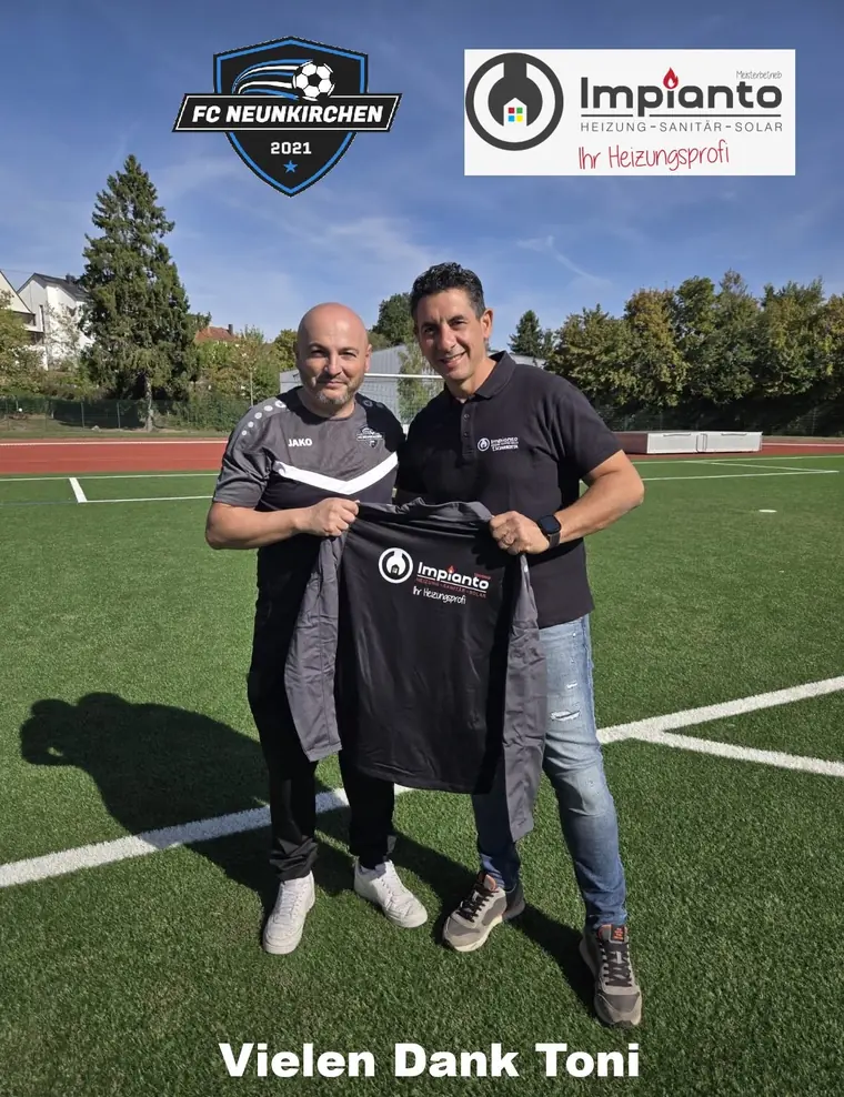 Toni Sciarrotta übergibt Trainer Sandro Agro ein neues Trikot auf dem Sportplatz